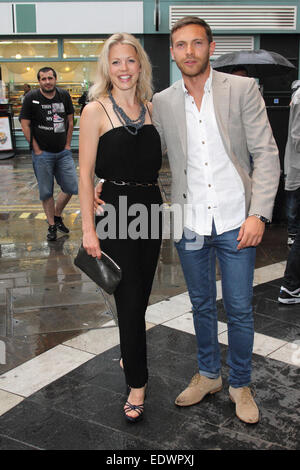 Premiere von "The Curious Incident of the Dog in the Night Time" am Gielgud Theatre - Ankünfte mit: Kelly Adams, Matt Di Angelo wo: London, Vereinigtes Königreich bei: 8. Juli 2014 Stockfoto