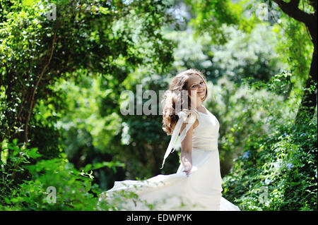 glückliche schöne Braut lächelnd in Tag der Hochzeit Stockfoto