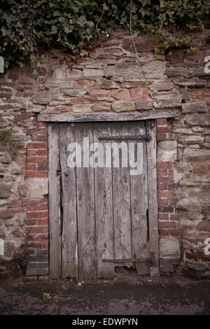 Alte Holz Tür in einem Ziegel und Stein Wand, Bridgnorth, Shropshire UK Stockfoto