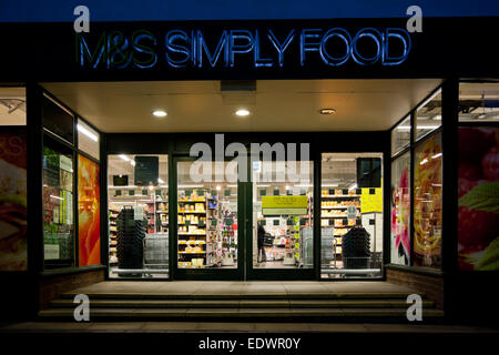 Vordere Tür Eingang zum Marks & Spencer Simplyfood Store bei Nacht, Bridgnorth, Shropshire UK Stockfoto