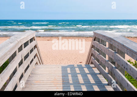 Hölzerne Überführung zum Atlantikstrand in Prince Edward Island, Kanada. Stockfoto