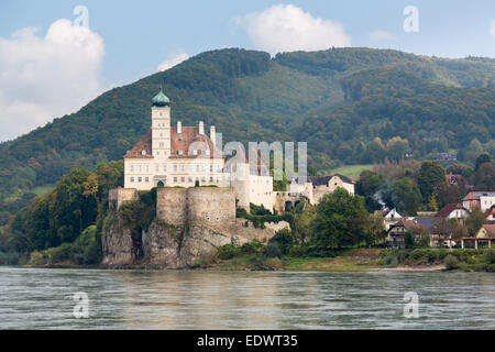 Blick auf Schloss Schoenbuehel auf Felsen zu Tage tretenden auf der Seite der Donau in der Nähe von Melk, Österreich Stockfoto