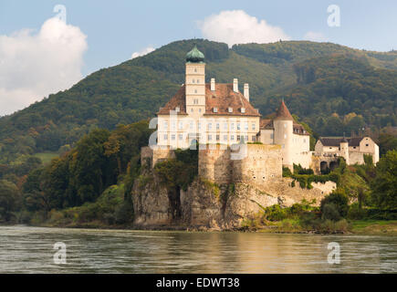 Blick auf Schloss Schoenbuehel auf Felsen zu Tage tretenden auf der Seite der Donau in der Nähe von Melk, Österreich Stockfoto