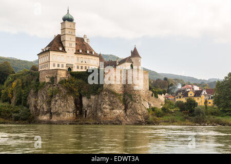 Blick auf Schloss Schoenbuehel auf Felsen zu Tage tretenden auf der Seite der Donau in der Nähe von Melk, Österreich Stockfoto