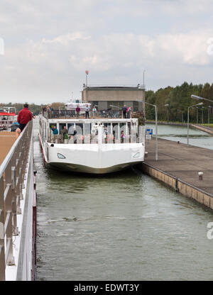 Kreuzfahrt Schiff und Fracht Boot in die großen Schleusen auf der Donau in der Nähe von Altenworth, Österreich Stockfoto