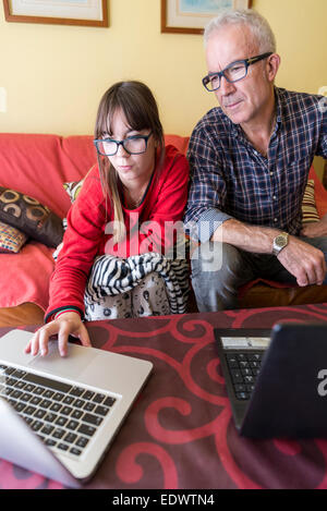Junger Mann und Frau gemeinsam zu Hause Stockfoto