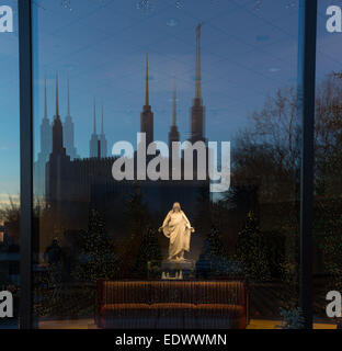 Reflexion mit Statue von Christus in Washington DC Tempel oder die Kirche von Jesus Christus von Heiligen in Kensington, Maryland Stockfoto