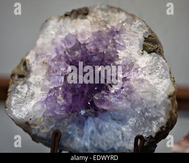 Amethyst Stein Closeup mit wertvollen Kristallen im kernel Stockfoto