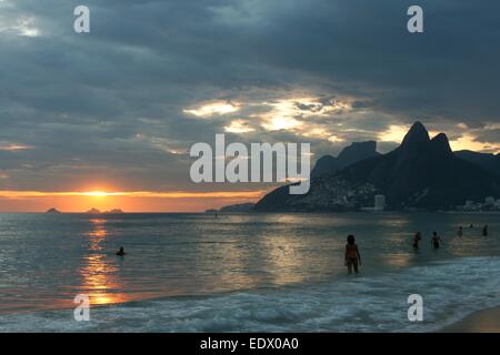 Rio De Janeiro, Brasilien, 21. Dezember 2014. Das Wetter in Rio: der letzte Sprintime Sonnenuntergang in Arpoador Beach, nach einem heißen Tag wo Stockfoto