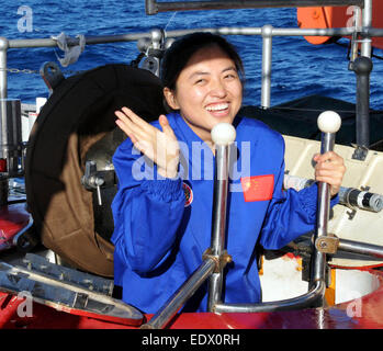 (150111)--an Bord XIANGYANGHONG 09, 11. Januar 2015 (Xinhua) - Pilot Trainee Zhang Yi Wellen, wie sie aus der Jiaolong, Chinas Tiefsee bemannten Tauchboot, im Südwesten des Indischen Ozeans, 10. Januar 2015 kommt. Zhang Yi, Chinas erste weibliche pilot Ausbildung zur Tiefsee bemannten Sub, tauchte am Samstag als Copilot mit Jiaolong. China in 2013 sechs Flugschüler für Tiefsee bemannten Sub aus 130 Kandidaten rekrutiert und zwei der sechs weiblich sind. (Xinhua/Zhang Xudong) (Angeles) Stockfoto