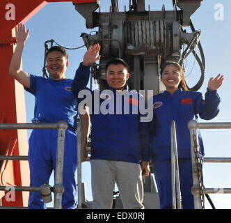 (150111)--an Bord XIANGYANGHONG 09, 11. Januar 2015 (Xinhua) - chinesische Wissenschaftler Tao Chunhui Pilot Tang Jialing und pilot Trainee Zhang Yi (L-R) Welle, nachdem sie aus der Jiaolong, Chinas Tiefsee bemannten Tauchboot, im Südwesten des Indischen Ozeans, 10. Januar 2015 kommen. Zhang Yi, Chinas erste weibliche pilot Ausbildung zur Tiefsee bemannten Sub, tauchte am Samstag als Copilot mit Jiaolong. China in 2013 sechs Flugschüler für Tiefsee bemannten Sub aus 130 Kandidaten rekrutiert und zwei der sechs weiblich sind. (Xinhua/Zhang Xudong) (Angeles) Stockfoto