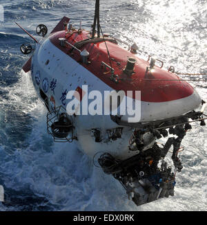 (150111)--an Bord XIANGYANGHONG 09, 11. Januar 2015 (Xinhua)--Chinas Tiefsee bemannten Tauchpumpe Jiaolong ist aus Wasser gehoben nach einer Exploration Mission im Südwesten des Indischen Ozeans, 10. Januar 2015. Zhang Yi, Chinas erste weibliche pilot Ausbildung zur Tiefsee bemannten Sub, tauchte am Samstag als Copilot mit Jiaolong. China in 2013 sechs Flugschüler für Tiefsee bemannten Sub aus 130 Kandidaten rekrutiert und zwei der sechs weiblich sind. (Xinhua/Zhang Xudong) (Angeles) Stockfoto