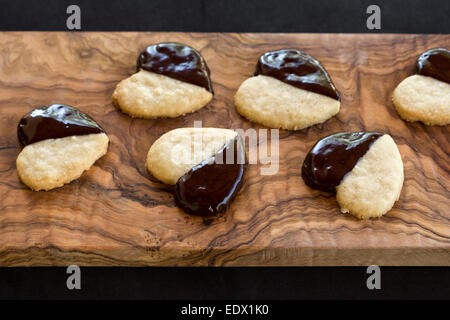 hausgemachte Schokolade getaucht Herz Kekse oder Cookies auf Oliven Holz Brett