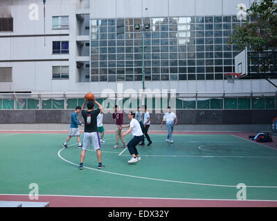 Hong Kong Jugendlichen Basketball spielen im öffentlichen Gericht Stockfoto