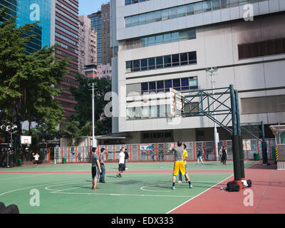 Hong Kong Jugendlichen Basketball spielen im öffentlichen Gericht Stockfoto