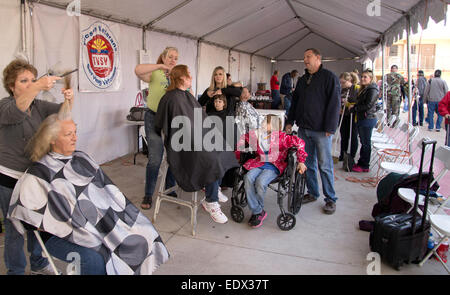 Tucson, Arizona, USA. 10. Januar 2015. Obdachlose US-Militärs im Ruhestand erhalten medizinischen Versorgung, Kleidung und Pflege am 16. halbjährlichen Stand Down Event veranstaltet von Tucson Veteranen dienen Veteranen.  Die US Abteilung von Gehäuse und städtische Entwicklung schätzungsweise im Januar 2014 49.933 amerikanischen Militärs im Ruhestand sind obdachlos. Bildnachweis: Norma Jean Gargasz/Alamy Live-Nachrichten Stockfoto