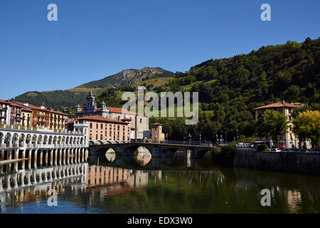 Alten Zarra Brücke überqueren die Oria Fluss und "Tinglado" öffentliche Farmers market Stockfoto