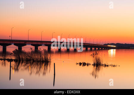 Kasumigaura Brücke bei Sonnenuntergang, Ibaraki, Japan Stockfoto