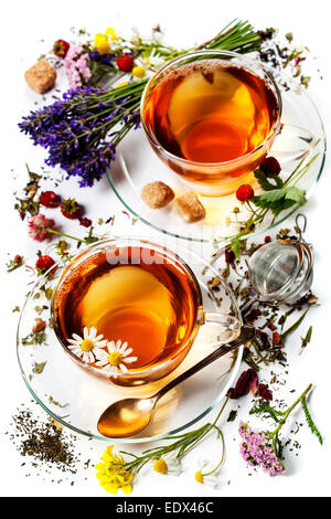 Kräutertee mit Honig, wilde Beeren und Blumen auf hölzernen Hintergrund Stockfoto