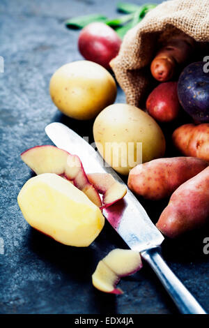 Rohe bunte Kartoffeln in Jute-Tasche Stockfoto