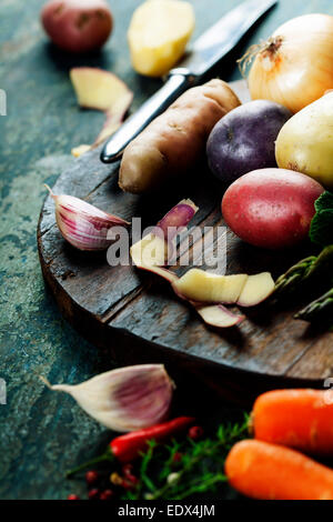 Rohe bunte Kartoffeln und Gemüse zum Kochen bereit. Frisches Bio-Gemüse. Essen-Hintergrund. Gesunde Ernährung aus Garten Stockfoto