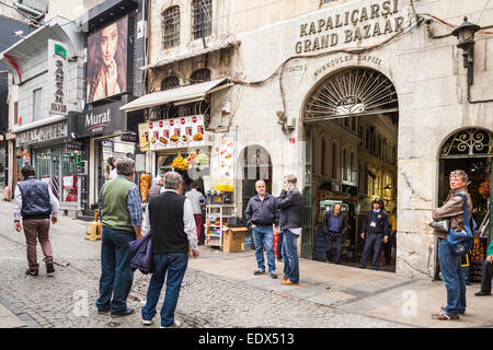 Ein Eingang zum großen Basar in Sultanahmet, Istanbul, Türkei, Eurasien. Stockfoto