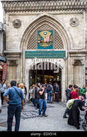 Menschen am Eingang zum großen Basar in Sultanahmet, Istanbul, Türkei, Eurasien. Stockfoto