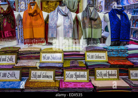 Ein Schal-Shop in der Grand Bazaar, Sultanahmet, Istanbul, Türkei, Eurasien. Stockfoto