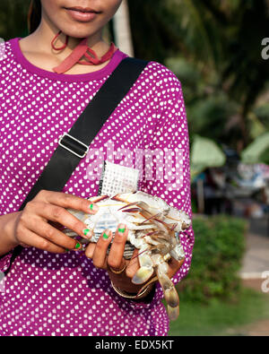 Junge Frau Krabbe am Crab Market in Kep, Kambodscha zu verkaufen. Stockfoto