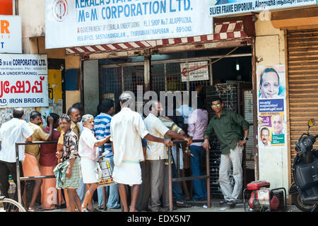 Indische Männer auf Warteschlange, Alkohol aus staatlich kontrollierten Shop in Alappuzha, Bundesstaat Kerala, Indien zu kaufen. Stockfoto