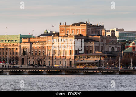 Das Königliche Oper Haus in Stockholm, Schweden. Auf der rechten Seite das Gebäude ist Café Opera und ein-Stern-Operakallaren Stockfoto