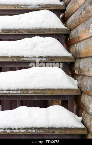 Pulverschnee bedeckt alte Holztreppen. Winter Hintergrund Zusammensetzung zu abstrahieren. Stockfoto
