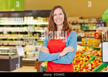 Porträt des Lächelns weibliche Filialleiter in einem Supermarkt mit ihre Arme verschränkt Stockfoto