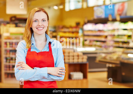 Junge glücklich lächelnder Frau macht Lehre in einem Supermarkt Stockfoto