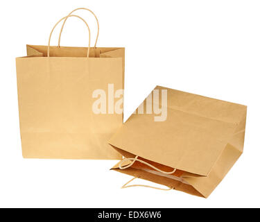Leere braune Recycling-Papier-Einkaufstüten isoliert auf weißem Hintergrund. Seitliche Ansicht von oben. Stockfoto