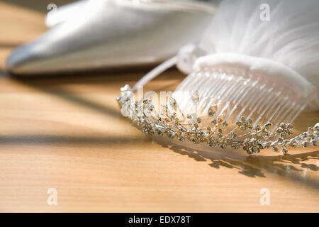 Nahaufnahme von einem Bräute Hochzeit Krone, Schleier und weiße Hochzeit geschlossene Zehe Schuh Stockfoto