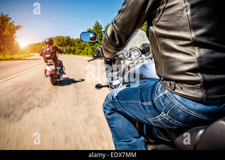 Biker fahren ein Motorrad fährt entlang der asphaltierten Straße (Bewegungsunschärfe). First-Person-Ansicht. Fokus auf dem Armaturenbrett ein motorc Stockfoto