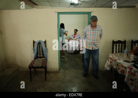 Las Tablas, Panama. 10. Januar 2015. Eine Frau bereitet sich in der "Parade der tausend Polleras", in Las Tablas City, Provinz Los Santos, Panama, am 10. Januar 2015 teilzunehmen. Laut Lokalpresse nahmen über 10.000 Frauen tragen die traditionelle Kleidung der "La Pollera" an der "Parade der tausend Polleras". © Mauricio Valenzuela/Xinhua/Alamy Live-Nachrichten Stockfoto