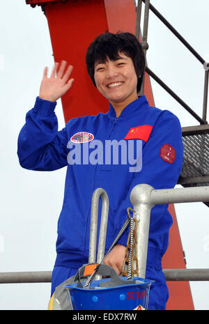 (150111)--an Bord XIANGYANGHONG 09, 11. Januar 2015 (Xinhua) - Pilot Trainee Zhao Chengya "Wellenlinien" vor dem Eintritt in die Tiefsee bemannten Tauchboot Jiaolong, China, im Südwesten des Indischen Ozeans, 11. Januar 2015. Zhao Chengya, Chinas zweite weibliche Piloten Ausbildung zur Tiefsee bemannten Sub, tauchte am Sonntag als Copilot mit Jiaolong. China in 2013 sechs Flugschüler für Tiefsee bemannten Sub aus 130 Kandidaten rekrutiert und zwei der sechs weiblich sind. (Xinhua/Zhang Xudong) (Angeles) Stockfoto