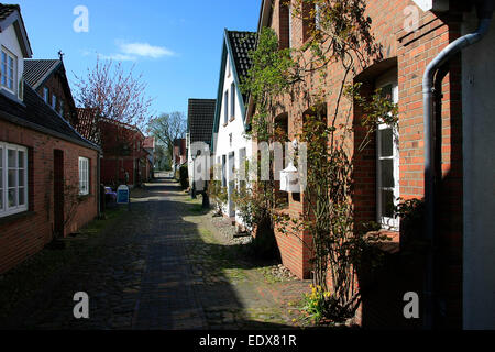 Sterben Sie Mühlenstraße in Wyk Auf Föhr. In Artikelwort Straße Befindet Sich Auch sterben Windmühle "Venti Amica". Sie Wurde 1879 Errichtet. Wyk Auf Föhr ist Eine Stadt Im Kreis Nordfriesland in Schleswig-Holstein. Das Stadtgebiet des Nordseeheilbads Besteht aus Dem Innenstadtbereich Sowie Den Stadtteilen Boldixum (Friesisch Bualigsem) Und Südstrand. Foto: Klaus Nowottnick Datum: 18.04.2014 Stockfoto