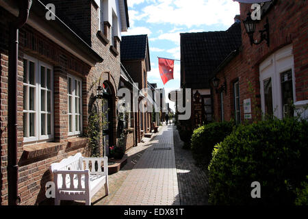 Sterben Sie Mühlenstraße in Wyk Auf Föhr. In Artikelwort Straße Befindet Sich Auch sterben Windmühle "Venti Amica". Sie Wurde 1879 Errichtet. Wyk Auf Föhr ist Eine Stadt Im Kreis Nordfriesland in Schleswig-Holstein. Das Stadtgebiet des Nordseeheilbads Besteht aus Dem Innenstadtbereich Sowie Den Stadtteilen Boldixum (Friesisch Bualigsem) Und Südstrand. Foto: Klaus Nowottnick Datum: 18.04.2014 Stockfoto