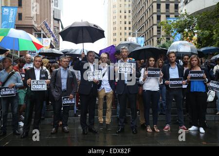 Sydney, Australien. 11. Januar 2015. Franzosen in Sydney versammelten sich Martin Place zu Ehren der Opfer des Anschlags von Al-Qaida-Mitgliedern Charlie Hebdo. Sie hielten Schilder mit der Aufschrift "Freiheit" und "Je Suis Charlie". Die Namen derer, die gestorben waren, wurden verlesen und Nachrichten an die Wand geschrieben wurden. Abgebildet ist der französische Botschafter in Australien, Christophe Lecourtier und anderen Vertretern der französischen Gemeinschaft. Sie führten die Vorderseite des einen kurzen Marsch auf dem Martin Place Amphitheatre. Bildnachweis: Copyright Credit: Richard Milnes/Alamy Live-Nachrichten Stockfoto