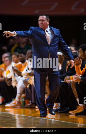 10. Januar 2015: Cheftrainer Donnie Tyndall der Tennessee Volunteers bei den NCAA Basketball-Spiel zwischen der Universität von Tennessee Volunteers und der University of Alabama Crimson Tide in der Thompson-Boling-Arena in Knoxville TN Stockfoto