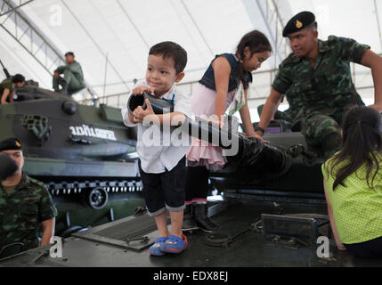 Bangkok, Thailand. 10. Januar 2015. Kinder spielen mit Waffen während der Kindertag in der Hauptausstellung Boden Hauptquartier der 2. Kavalleriedivision am Sanam Pao, Bangkok Thailand auf Samstag, 10. Januar 2015. Bildnachweis: PixelPro/Alamy Live-Nachrichten Stockfoto