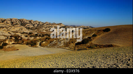 Panoramica dei Famosi Calanchi della Lucania Patrimonio Dell' UNESCO Nei Pressi di Aliano, Matera.  Überblick über die berühmten Badlands Lucania, Eigentum von "UNESCO in der Nähe von Aliano, Matera.Italy. Stockfoto