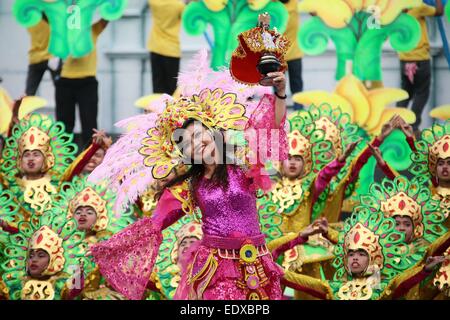 (150111)--CEBU, 11. Januar 2015 (Xinhua)--Studenten tragen bunte Kostüme Straße tanzen während des Sinulog Festivals in der Provinz Cebu, Philippinen, 11. Januar 2015 beteiligen. Das jährliche Sinulog Festival zeigt Straße Tänzer in hellen farbigen Kostümen tanzen anmutig im Rhythmus der Trommeln, Trompeten und native Gongs während des Tragens Miniatur Statuen von Santo Nino. (Xinhua/Stringer) (Zjy) Stockfoto