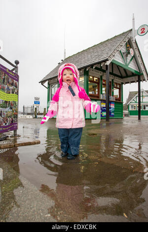 Lake Windermere, Cumbria, UK. 11. Januar 2015.  Lake Windermere Überschwemmungen über aber Touristen noch amüsieren. Niamh Hamill, Alter 2 aus Cheshire erfreut sich auf einen Tagesausflug mit ihren Eltern Credit: Gordon Shoosmith/Alamy Live News Stockfoto