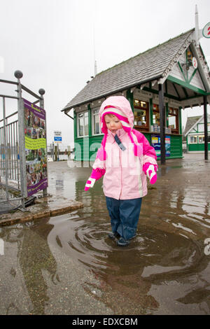 Lake Windermere, Cumbria, UK. 11. Januar 2015.  Lake Windermere Überschwemmungen über aber Touristen noch amüsieren. Niamh Hamill, Alter 2 aus Cheshire erfreut sich auf einen Tagesausflug mit ihren Eltern Credit: Gordon Shoosmith/Alamy Live News Stockfoto