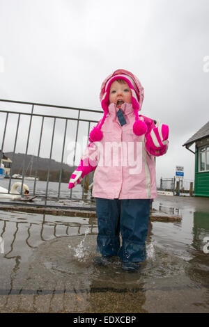 Lake Windermere, Cumbria, UK. 11. Januar 2015.  Lake Windermere Überschwemmungen über aber Touristen noch amüsieren. Niamh Hamill, Alter 2 aus Cheshire erfreut sich auf einen Tagesausflug mit ihren Eltern Credit: Gordon Shoosmith/Alamy Live News Stockfoto