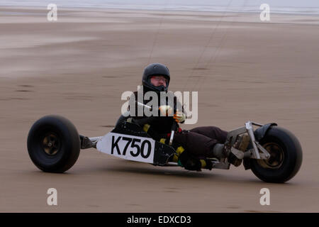 Southport, Merseyside, England.   11. Januar 2015 UK Wetter. "Segeln, Kitebuggy oder Landboard Aktivitäten, Sport und Aktivitäten am Strand von Ainsdale trotz starkem Wind und Seegang zu landen. Bildnachweis: Mar Photographics/Alamy Live-Nachrichten Stockfoto